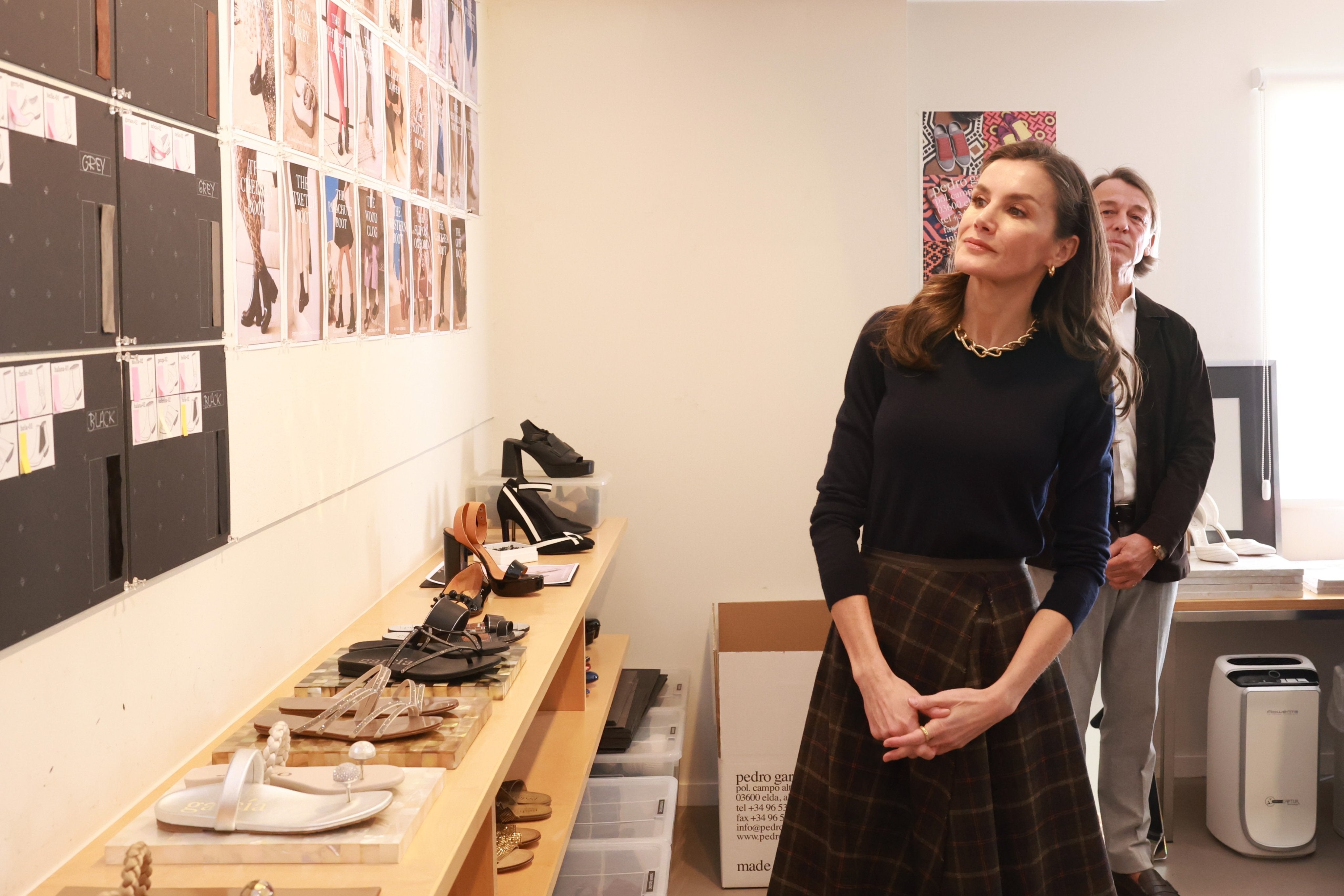 La reina Letizia proyecta desde Elda la fabricación nacional del calzado y la marca ‘Made in Spain’ La reina Letizia proyecta desde Elda la fabricación nacional del calzado y la marca ‘Made in Spain’