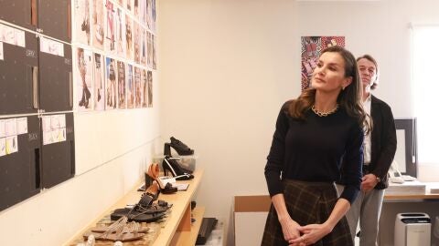 La reina Letizia en las instalaciones en Elda de la firma de calzado 'Pedro Garc&iacute;a'.