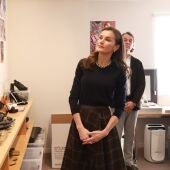 La reina Letizia en las instalaciones en Elda de la firma de calzado 'Pedro García'.