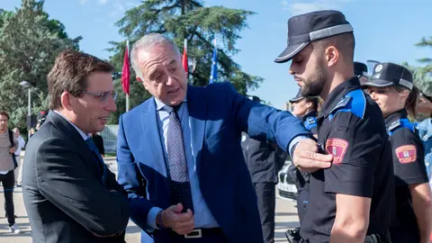 Almeida destituye al director de la Policía Municipal tras el supuesto amaño de unas oposiciones Almeida destituye al director de la Policía Municipal tras el supuesto amaño de unas oposiciones