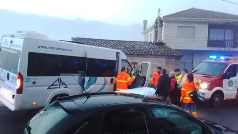 Transporte escolar sen cativos impacta contra unha capela en Boborás Transporte escolar sen cativos impacta contra unha capela en Boborás