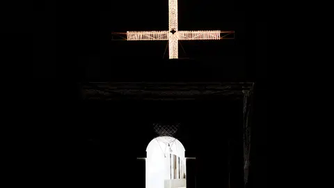 Cruz de la Cuaresma encendida en Crevillent. Cruz de la Cuaresma encendida en Crevillent.