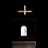 Cruz de la Cuaresma encendida en Crevillent. 