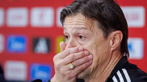 El entrenador del Sevilla, el argentino Matías Almeyda, simula tener una mascarilla sobre su boca durante la rueda de prensa ofrecida este viernes en la Ciudad Deportiva del club, primera comparecencia después de la sanción de siete partidos que ha recibido tras ser expulsado el pasado sábado en el estadio Ramón Sánchez-Pizjuan ante el Alavés. El entrenador del Sevilla, el argentino Matías Almeyda, simula tener una mascarilla sobre su boca durante la rueda de prensa ofrecida este viernes en la Ciudad Deportiva del club, primera comparecencia después de la sanción de siete partidos que ha recibido tras ser expulsado el pasado sábado en el estadio Ramón Sánchez-Pizjuan ante el Alavés.