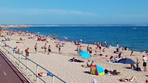 Bañistas en una playa de Palma Bañistas en una playa de Palma