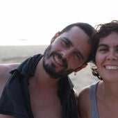 El joven Adrián Palomino junto a su hermana en una fotografía facilitada por la familia.