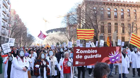 Imatge de la manifestació dels metges davant la seu del Departament de Salut als peus del Camp Nou Imatge de la manifestació dels metges davant la seu del Departament de Salut als peus del Camp Nou