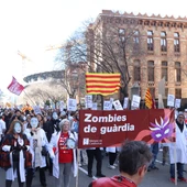 Imatge de la manifestació dels metges davant la seu del Departament de Salut als peus del Camp Nou Imatge de la manifestació dels metges davant la seu del Departament de Salut als peus del Camp Nou