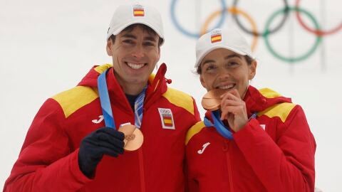 Oriol Cardona y Ana Alonso posan con la medalla de bronce Oriol Cardona y Ana Alonso posan con la medalla de bronce