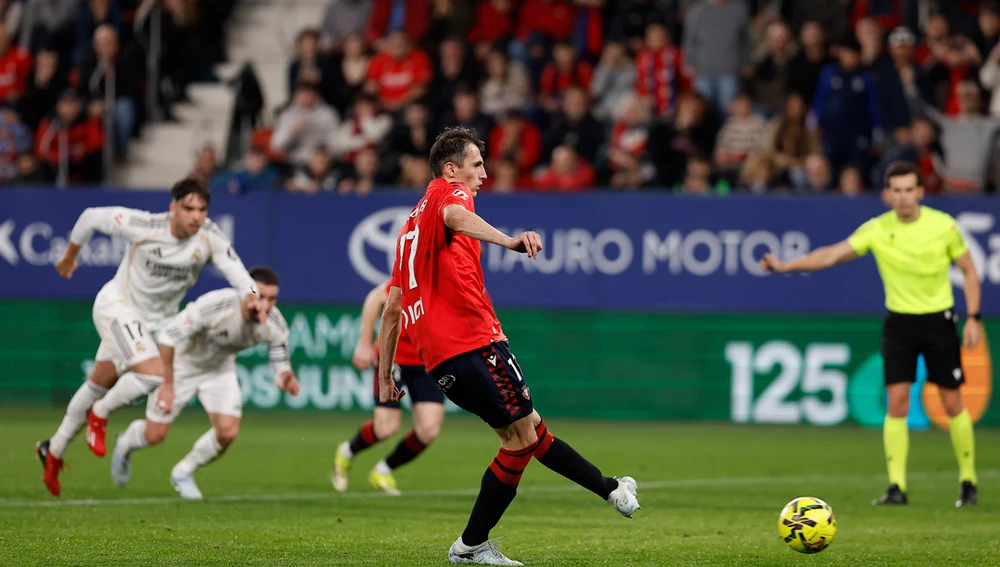 Budimir lanza el penalty que pone el 1-0 ante el Real Madrid Budimir lanza el penalty que pone el 1-0 ante el Real Madrid