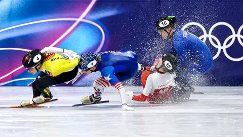 El momento en el que la patinadora estadounidense la golpea involuntariamente en la cara El momento en el que la patinadora estadounidense la golpea involuntariamente en la cara
