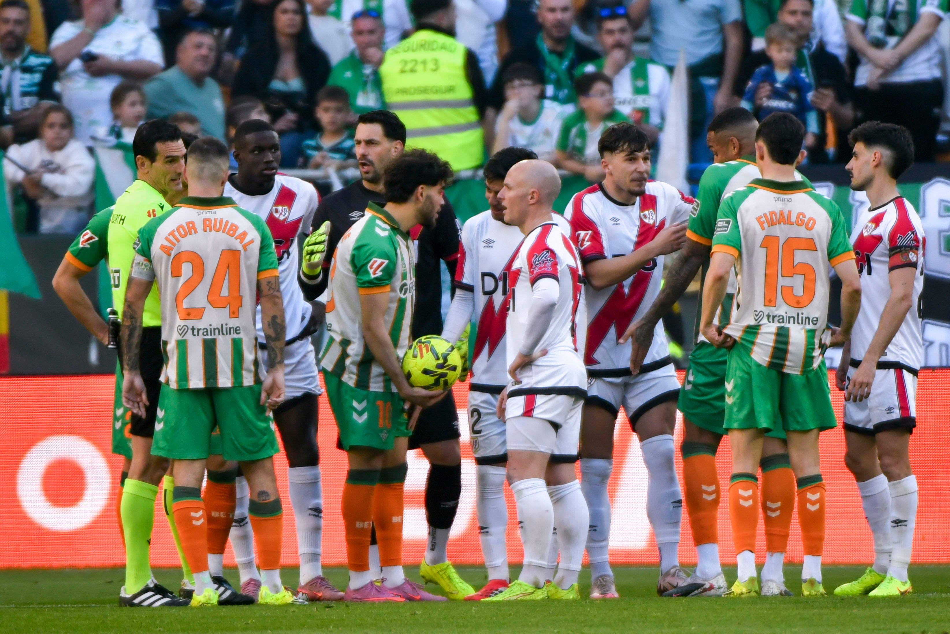 Partido eterno y empate a golpe de VAR Partido eterno y empate a golpe de VAR