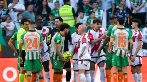 Varios jugadores del Betis y del Rayo conversan durante el partido. Varios jugadores del Betis y del Rayo conversan durante el partido.