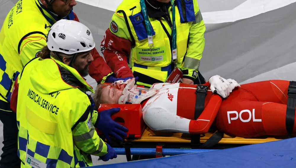 La patinadora ensangrentada y retirada en camilla 