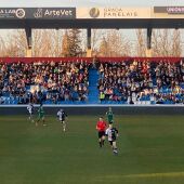 Acción del último choque del cuadro salmantino como local, con las catedrales de la capital provincial al fondo