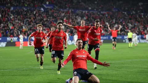 Raúl celebra su golazo ente el Real Madrid Raúl celebra su golazo ente el Real Madrid