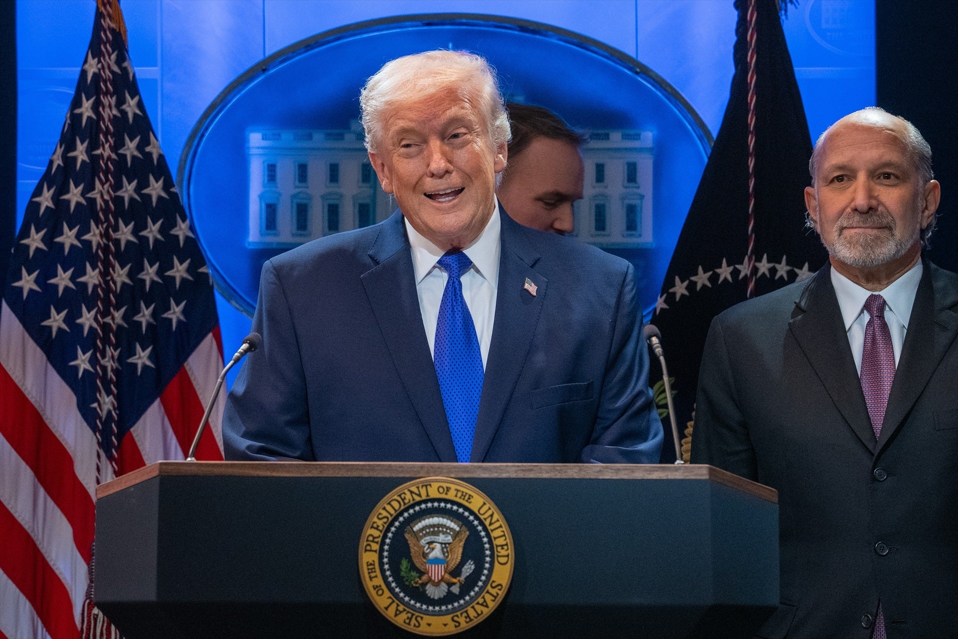 Donald Trump desafía al Supremo y eleva del 10% al 15% la tasa arancelaria global Donald Trump desafía al Supremo y eleva del 10% al 15% la tasa arancelaria global