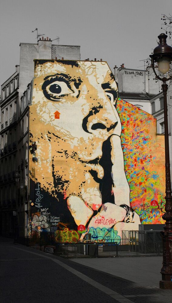 Dalí estampado en un mural