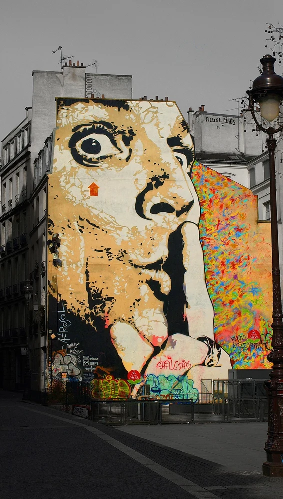 Dalí estampado en un mural Dalí estampado en un mural