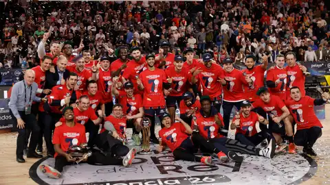 Los jugadores del Baskonia festejan el título Los jugadores del Baskonia festejan el título