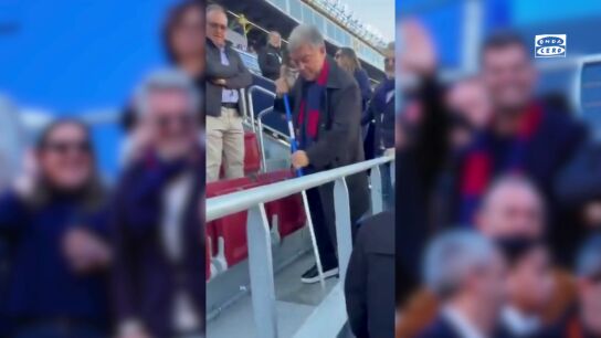 Joan Laporta fregando el suelo de su zona de localidades 