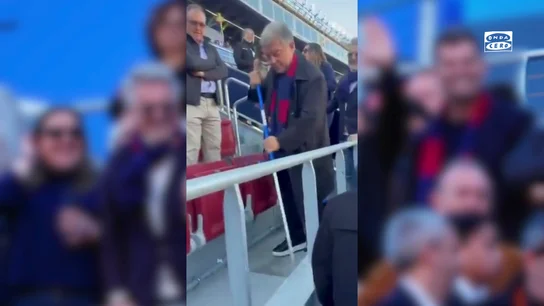Joan Laporta fregando el suelo de su zona de localidades Joan Laporta fregando el suelo de su zona de localidades