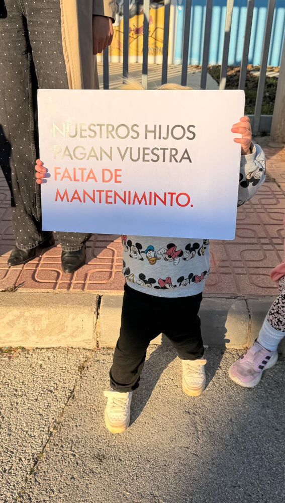 Familias de Alumnos del colegio 'Playas de Orihuela' piden acelerar trámites para que vuelva a funcionar la calefacción después de casi cinco meses 