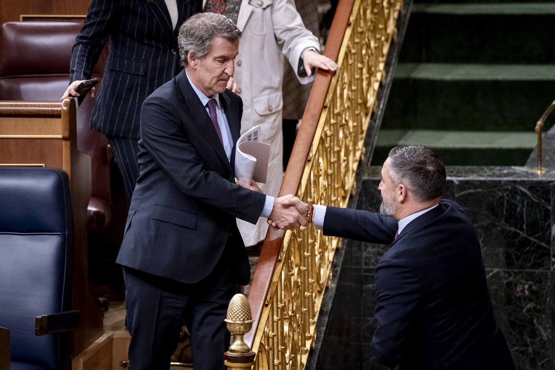 Alberto Núñez Feijóo y Santiago Abascal se saludan en el Congreso de los Diputados Alberto Núñez Feijóo y Santiago Abascal se saludan en el Congreso de los Diputados