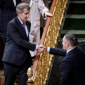 Alberto Núñez Feijóo y Santiago Abascal se saludan en el Congreso de los Diputados Alberto Núñez Feijóo y Santiago Abascal se saludan en el Congreso de los Diputados