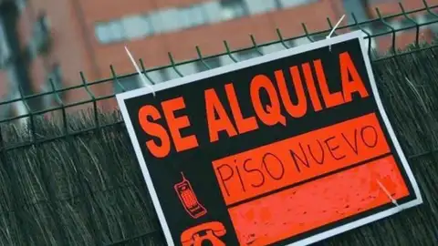 Un cartel de 'se alquila' en una vivienda Un cartel de 'se alquila' en una vivienda