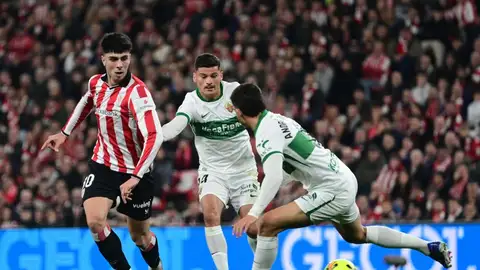Cepeda y André Silva pugnan por un balón en San Mamés con un defensa del Athletic Club. Cepeda y André Silva pugnan por un balón en San Mamés con un defensa del Athletic Club.