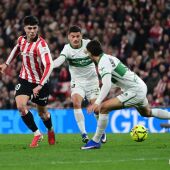 Cepeda y André Silva pugnan por un balón en San Mamés con un defensa del Athletic Club.