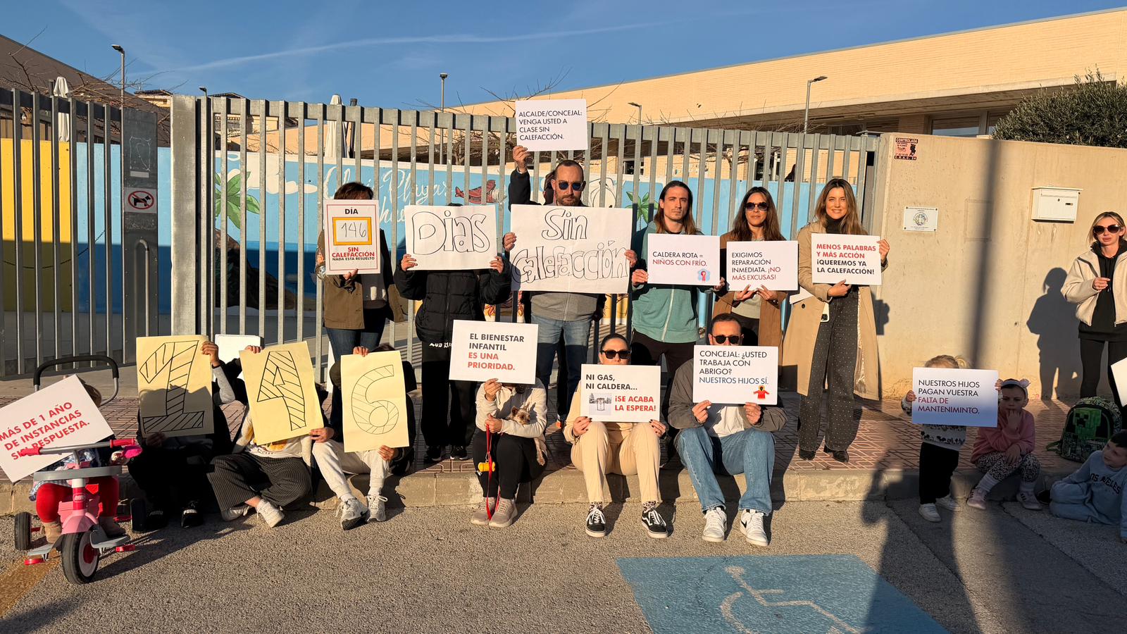 Padres del 'Playas de Orihuela' denuncian que un 'bucle burocrático' retrasa contar con calefacción tras casi cinco meses Padres del 'Playas de Orihuela' denuncian que un 'bucle burocrático' retrasa contar con calefacción tras casi cinco meses
