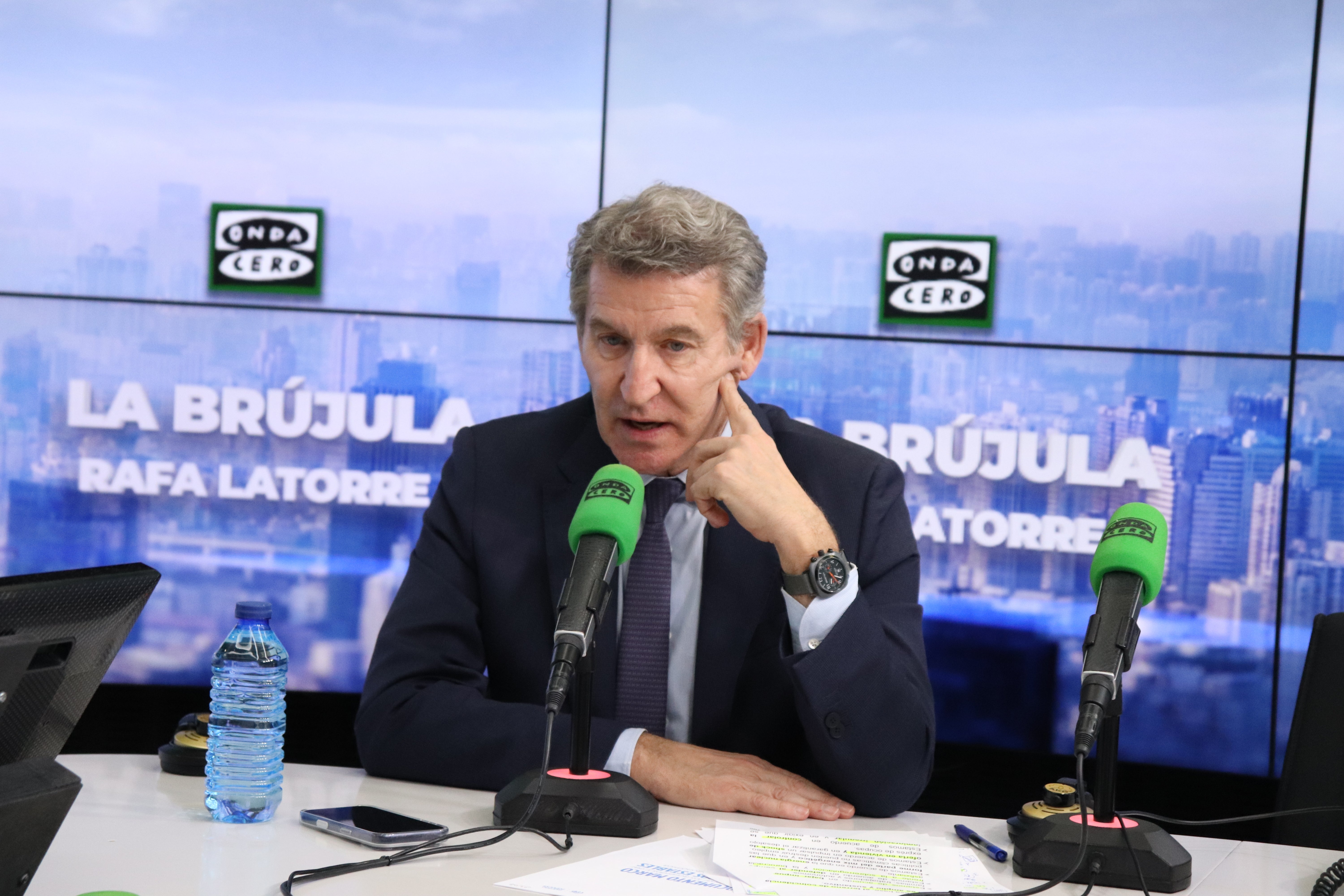 Feijóo cree que Sánchez "altera el censo" con la regularización de migrantes: "En un año votan en las municipales" Feijóo cree que Sánchez "altera el censo" con la regularización de migrantes: "En un año votan en las municipales"