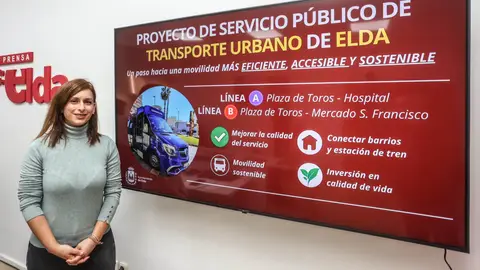 La concejala de Elda Silvia Ibañez durante la presentación del proyecto de transporte público en autobús. La concejala de Elda Silvia Ibañez durante la presentación del proyecto de transporte público en autobús.