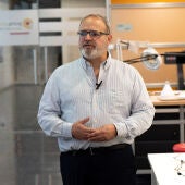 El cirujana vascular David Martínez, que ha diseñado el nuevo dispositivo con IA que elimina el error humano en operaciones de angioplastia.