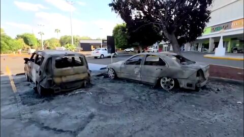 Vehículos incendiados en las calles de México tras la muerte de 'El Mencho'