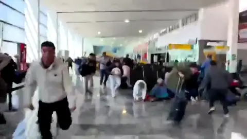 Pánico en el aeropuerto, columnas de humo y coches quemados: las tremendas imágenes del caos en México tras la muerte de 'El Mencho' Pánico en el aeropuerto, columnas de humo y coches quemados: las tremendas imágenes del caos en México tras la muerte de 'El Mencho'