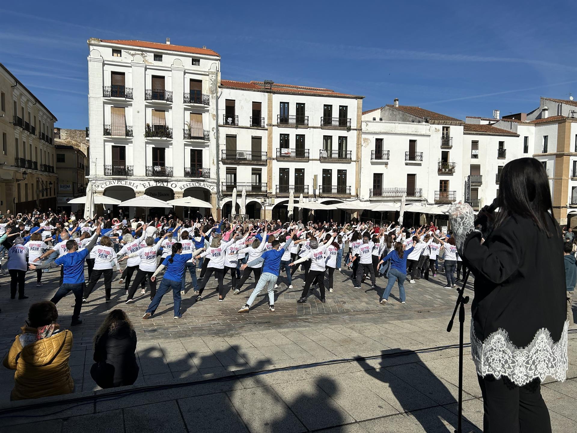 Más de 200 personas se unen en un flashmob para impulsar la candidatura de Cáceres a Capital Europea de la Cultura Más de 200 personas se unen en un flashmob para impulsar la candidatura de Cáceres a Capital Europea de la Cultura