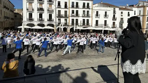 Más de 200 personas se unen en un flashmob para impulsar la candidatura de Cáceres a Capital Europea de la Cultura Más de 200 personas se unen en un flashmob para impulsar la candidatura de Cáceres a Capital Europea de la Cultura