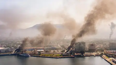 Fotografía aérea donde se ven columnas de humo tras reacciones violentas por la caída de 'El Mencho'. Puerto Vallarta (México). Fotografía aérea donde se ven columnas de humo tras reacciones violentas por la caída de 'El Mencho'. Puerto Vallarta (México).