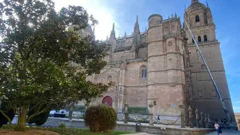 Vista de la plaza de Anaya con la grúa instalada Vista de la plaza de Anaya con la grúa instalada