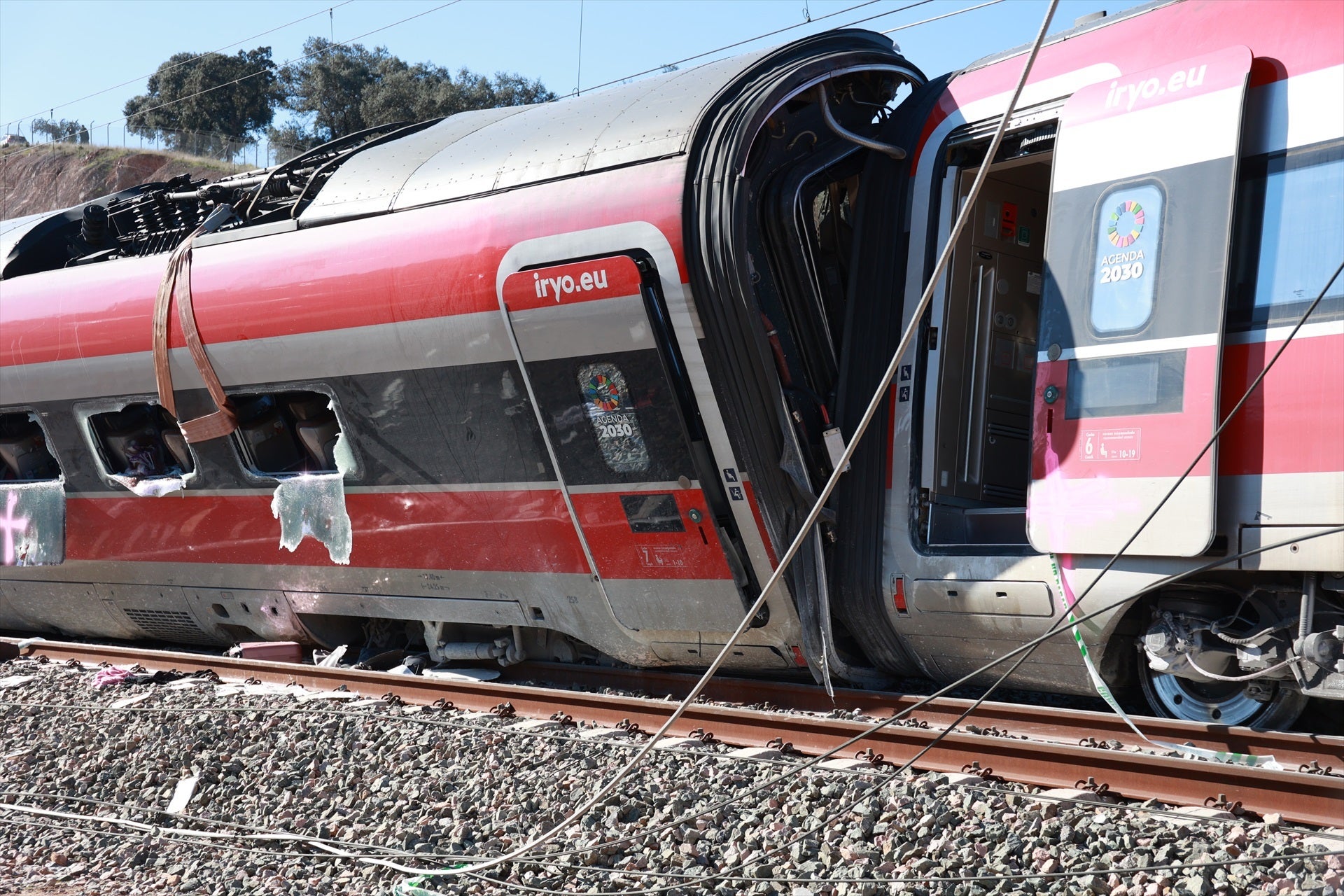 Los primeros detalles de la declaración del maquinista del Iryo de Adamuz: "Notó tirones en su puesto de conducción" Los primeros detalles de la declaración del maquinista del Iryo de Adamuz: "Notó tirones en su puesto de conducción"