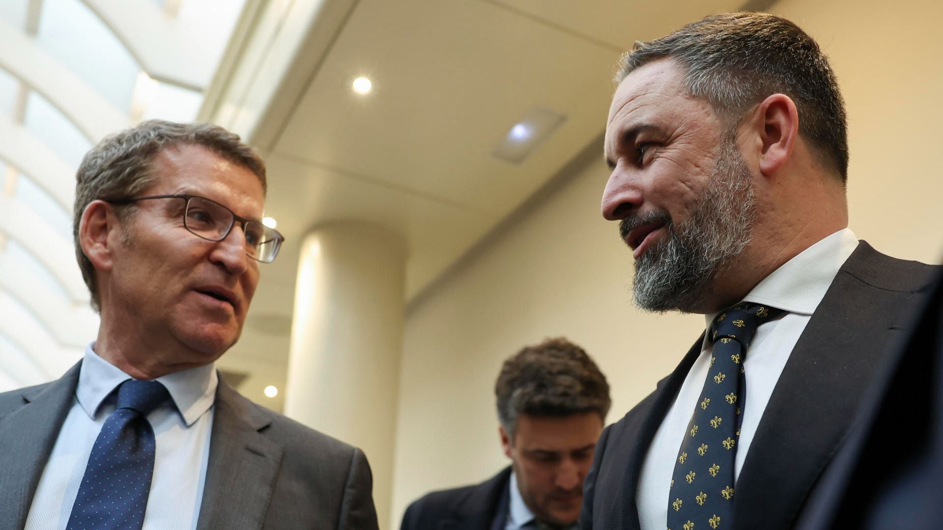 Feijóo y Abascal hablan, marcan sus líneas y retomarán las negociaciones en Extremadura y Aragón desde cero en busca del acuerdo Feijóo y Abascal hablan, marcan sus líneas y retomarán las negociaciones en Extremadura y Aragón desde cero en busca del acuerdo