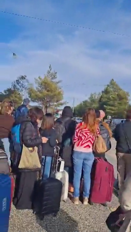 El Alvia Barcelona-A Coruña deja a los viajeros tirados en Burgos por una incidencia en la vía El Alvia Barcelona-A Coruña deja a los viajeros tirados en Burgos por una incidencia en la vía