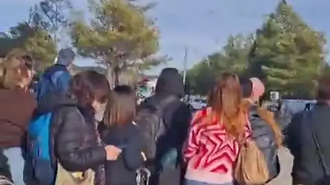 El Alvia Barcelona-A Coruña deja a los viajeros tirados en Burgos por una incidencia en la vía El Alvia Barcelona-A Coruña deja a los viajeros tirados en Burgos por una incidencia en la vía