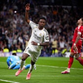 Vini marca el gol de la victoria ante el Benfica en el Santiago Bernabéu