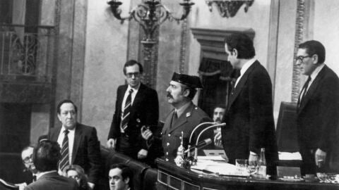 Imagen de archivo (23-2-1981) El teniente coronel Antonio Tejero irrumpe, pistola en mano, en el Conrreso de los Diputados/ EFE/Manuel H. de Le&oacute;n