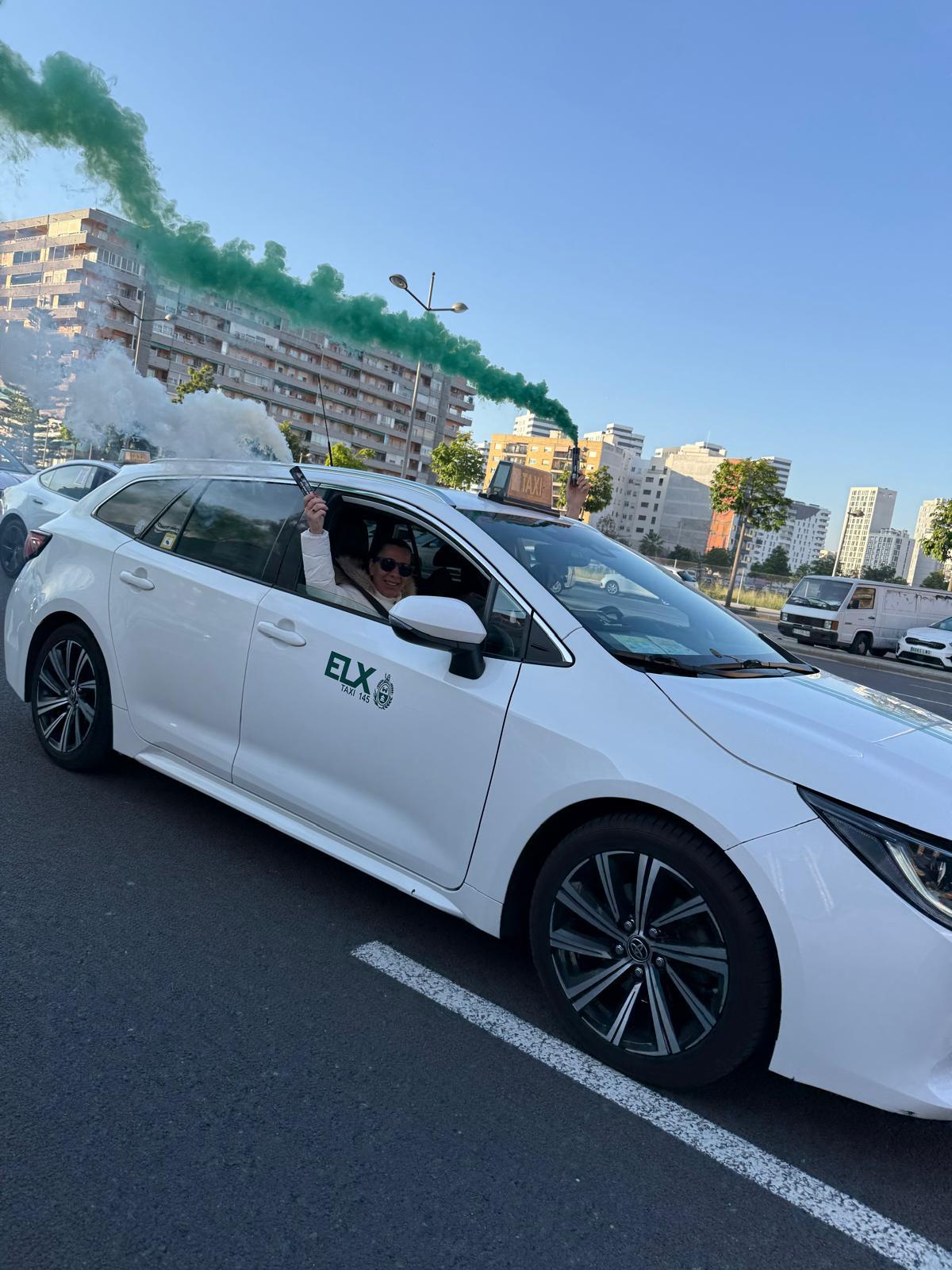 Los taxistas de Elche también se moviliza en Valencia para exigir medidas frente a la proliferación de VTCs Los taxistas de Elche también se moviliza en Valencia para exigir medidas frente a la proliferación de VTCs