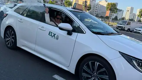 Un taxi de Elche en la movilización del sector celebrada en Valencia. Un taxi de Elche en la movilización del sector celebrada en Valencia.